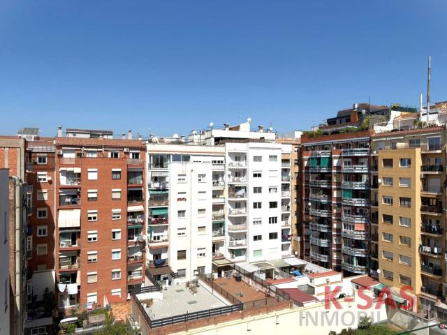 Piso en venta en Barcelona, Sant Antoni. Luminoso. Pisos.