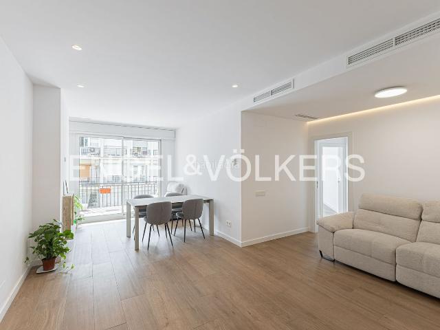 Piso en venta en Barcelona, Sant Antoni. Luz, diseño y vistas junto a Montjuïc. Pisos.