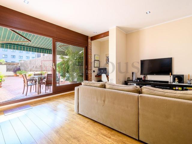 Piso en venta en Barcelona, Sant Antoni. PISO CON TERRAZA EN CALLE ENTENÇA. Pisos.
