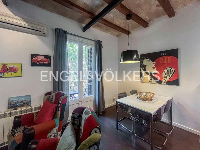 Piso en venta en Barcelona, Sant Antoni. Piso con encanto y licencia turística en el corazón de Barcelona. Pisos.