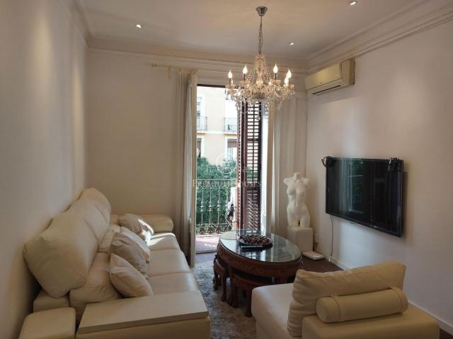 Piso en venta en Barcelona, Sant Antoni. Piso con encanto y muchas posibilidades en edificio de 1900. Pisos.