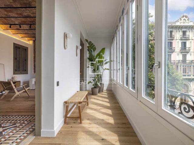 Piso en venta en Barcelona, Sant Antoni. Piso reformado de lujo con volta catalana, 4 dormitorios dobles y suelos hidráulicos originales en venta en una finca clásica de B. Pisos.