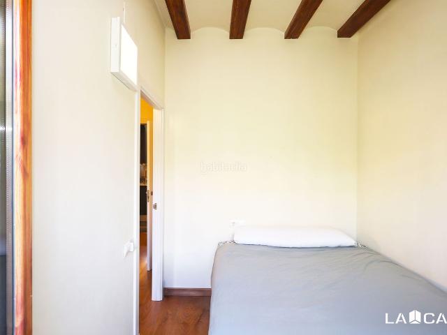 Piso en venta en Barcelona, Sant Antoni. Piso de 52 m en 3ª planta con 2 dormitorios y balcón en Barcelona. Pisos.