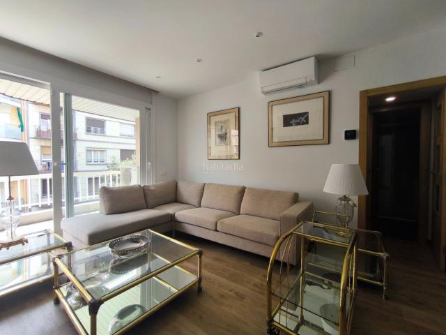 Piso en venta en Barcelona, Sant Antoni. Piso exterior con terraza Pis exterior amb terrassa. Pisos.