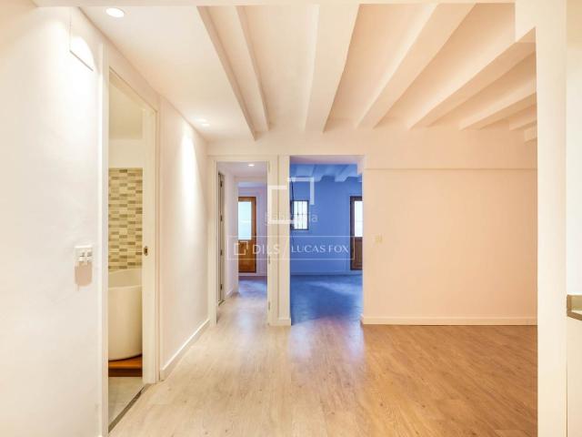 Piso en venta en Barcelona, Sant Antoni. Piso en excelentes condiciones de 2 dormitorios con 60m terraza en venta en Sant Antoni. Pisos.