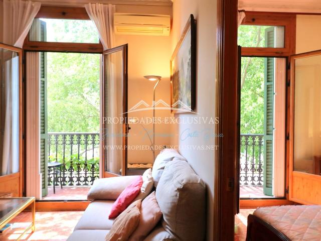 Piso en venta en Barcelona, Sant Antoni. Piso en Sant Antoni, con balcón, ascensor y orientación suroeste. Pisos.