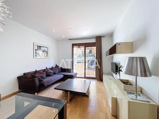 Piso en venta en Barcelona, Sant Antoni. Piso en venta de una habitación junto a Plaça Universitat. Pisos.