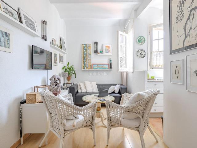 Piso en venta en Barcelona, Sant Antoni. Piso encantador cerca de Ronda de Sant Antoni. Pisos.