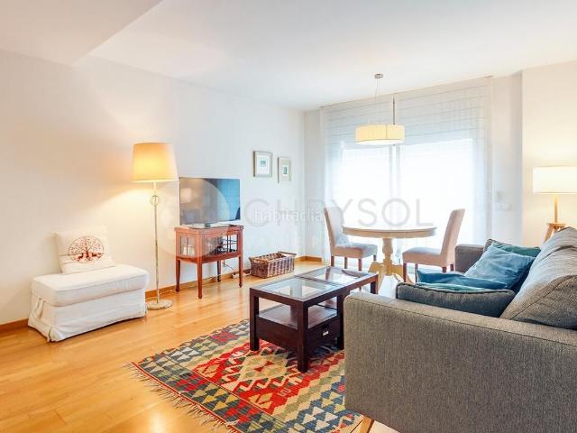Piso en venta en Barcelona, Sant Antoni. Piso luminoso de 2 dormitorios con parking opcional en el Eixample. Pisos.