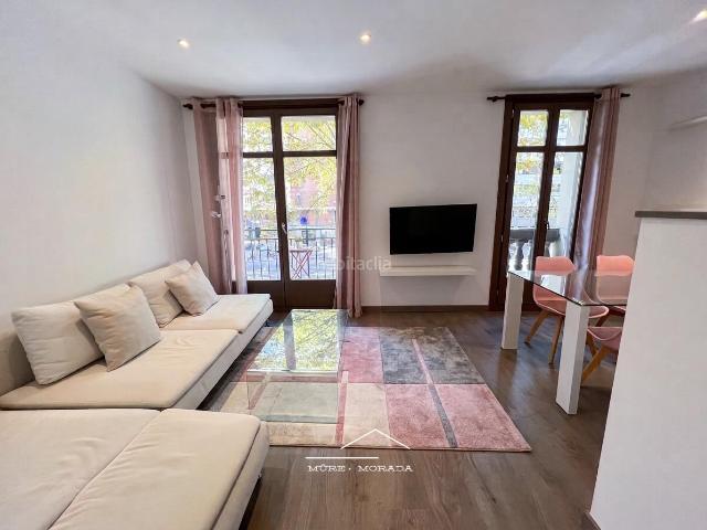 Piso en venta en Barcelona, Sant Antoni. Piso luminoso de 2 habitaciones y 2 baños con terraza interior en Sant Antoni. Pisos.