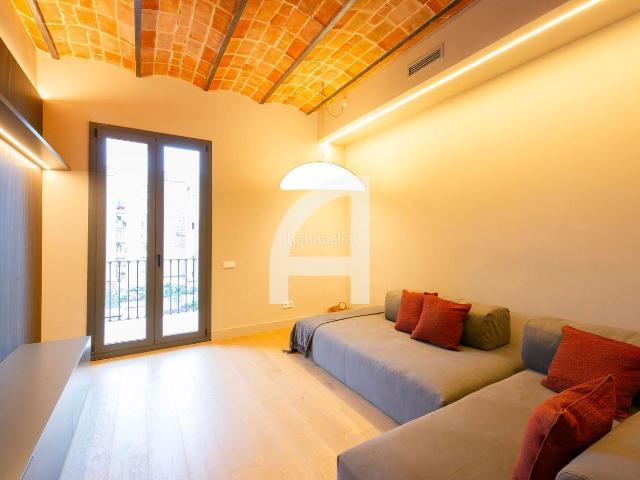 Piso en venta en Barcelona, Sant Antoni. PISO REFORMADO A ESTRENAR CON TERRAZA. Pisos.