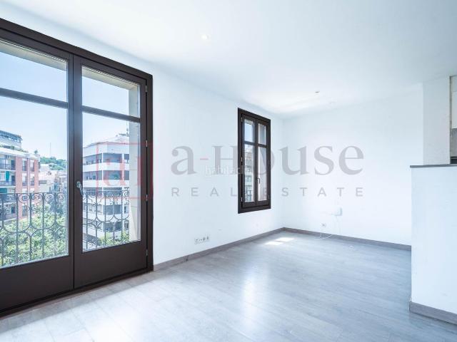Piso en venta en Barcelona, Sant Antoni. PISO REFORMADO CON BALCÓN EN EL BARRIO DE SANT ANTON. Pisos.