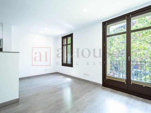 Piso en venta en Barcelona, Sant Antoni. PISO REFORMADO CON BALCÓN EN EL BARRIO DE SANT ANTONI. Pisos.