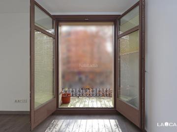 Piso en venta en Barcelona, Sant Antoni. Vivienda reformada con amplios espacios y carácter en finca regia. Pisos.