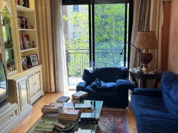 Piso en venta en Barcelona, Sant Antoni. Precioso piso muy luminoso en inmejorable ubicación: consta de un salón comedor, cocina lavadero, 4 habitaciones, 2 baños, balcón. Pisos.