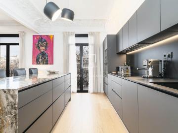 Piso en venta en Barcelona, Sant Antoni. Precioso piso reformado en una finca modernista a pasos de la plaza Universitat. Pisos.