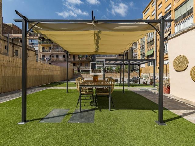 Piso en venta en Barcelona, Sant Antoni. Principal con terraza de 395m y anexo Wellness en finca regia. Pisos.