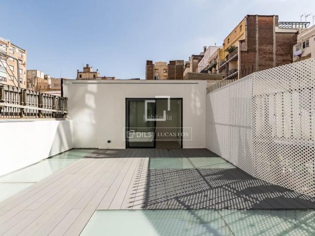 Piso en venta en Barcelona, Sant Antoni. Principal a reformar de tres dormitorios con terraza privada de 26 m en lEixample Izquierdo, Barcelona. Pisos.