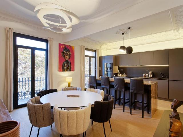 Piso en venta en Barcelona, Sant Antoni. Residencia reformada con diseño y calidad en el Eixample Esquerra. Pisos.