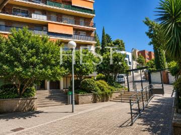 Piso en venta en Barcelona, Sant Genís dels Agudells. Planta baja exterior con amplio patio privado. Pisos.