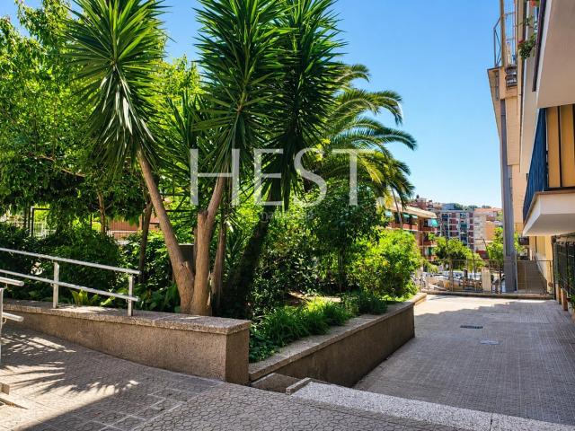 Piso en venta en Barcelona, Sant Genís dels Agudells. Planta baja exterior con amplio patio privado. Pisos.
