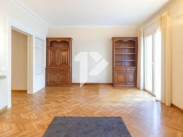 Piso en venta en Barcelona, Sant Gervasi Bonanova. EXTERIOR A CALLE LUMINOSO DOBLE ORIENTACIÓN ESTE Y OESTE DOS BALCONES 5 HABITACIONES 3 BAÑOS ASCENSOR AIRE ACONDICIONADO C. Pisos.