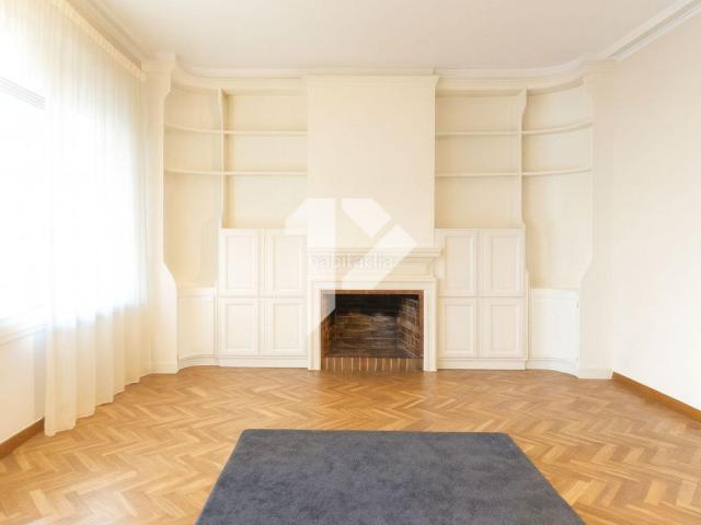 Piso en venta en Barcelona, Sant Gervasi Bonanova. EXTERIOR A CALLE LUMINOSO DOBLE ORIENTACIÓN ESTE Y OESTE DOS BALCONES 5 HABITACIONES 3 BAÑOS ASCENSOR AIRE ACONDICIONADO C. Pisos.