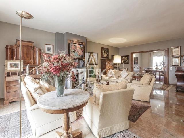 Piso en venta en Barcelona, Sant Gervasi Bonanova. Exclusivo piso en venta de 320m con tres plazas de parking y piscina comunitaria en Paseo Bonanova. Pisos.
