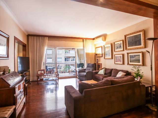 Piso en venta en Barcelona, Sant Gervasi Galvany. Espacioso piso a reformar junto al Turó Park, con parking y trastero. Pisos.