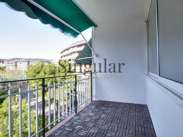 Piso en venta en Barcelona, Sant Gervasi Galvany. Luminoso piso reformado con balcón y vistas al Parque de Piscinas y Deportes. Pisos.
