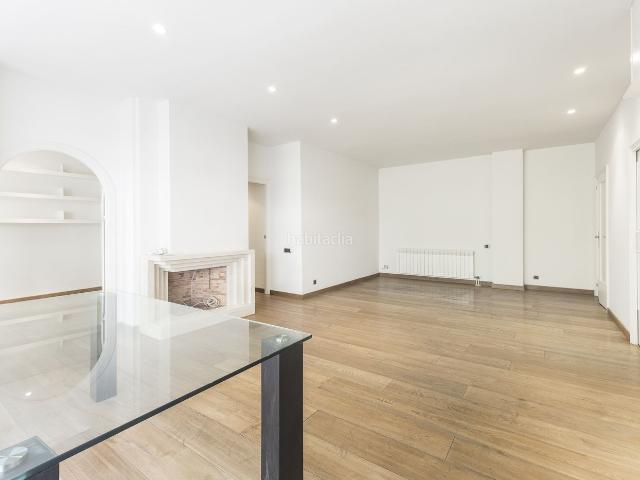 Piso en venta en Barcelona, Sant Gervasi Galvany. Luminoso piso reformado con terraza en plaza Adriano. Pisos.