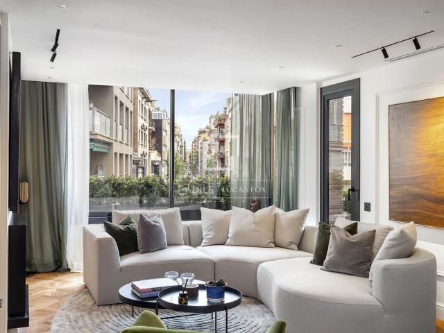 Piso en venta en Barcelona, Sant Gervasi Galvany. Piso en excelentes condiciones con tres dormitorios y terraza de 6m en venta en Turó Park. Pisos.
