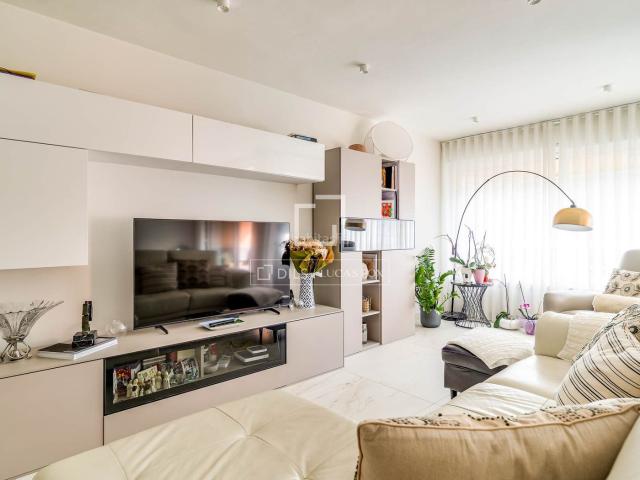 Piso en venta en Barcelona, Sant Ramon Maternitat. Amplio piso reformado a tres vientos con terraza y 4 dormitorios dobles en venta en Les Corts, Barcelona. Pisos.