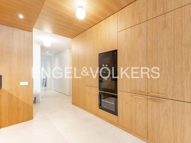 Piso en venta en Barcelona, Sant Ramon Maternitat. Diseño, amplitud y un patio único en Les Corts. Pisos.