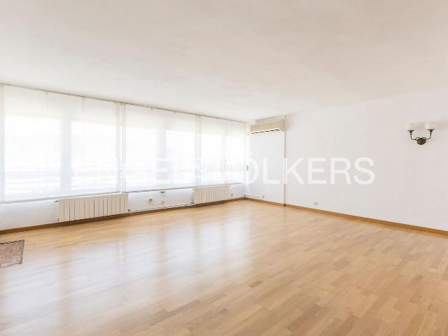 Piso en venta en Barcelona, Sant Ramon Maternitat. Exclusiva vivienda con doble orientación y extraordinarias vistas abiertas. Pisos.