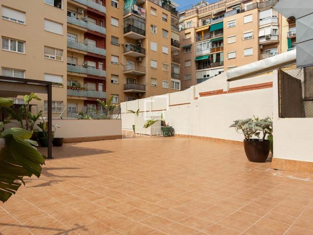 Piso en venta en Barcelona, Sant Ramon Maternitat. Maravillosa propiedad de tres habitaciones y terraza espectacular en Les Corts. Pisos.