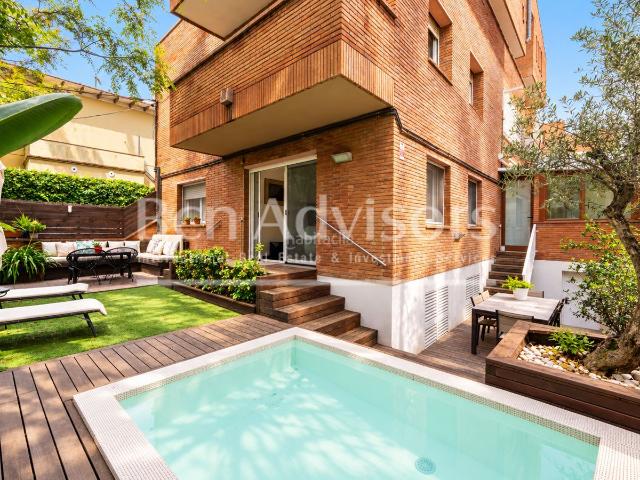 Piso en venta en Barcelona, Sant Ramon Maternitat. Maravillosa vivienda con jardín y piscina en Finestrelles. Pisos.