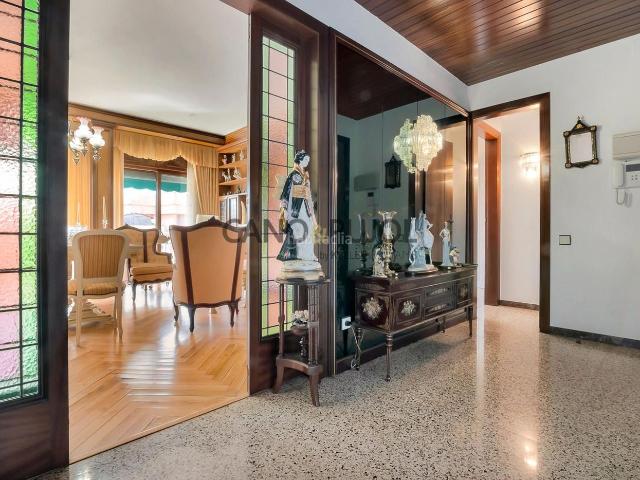 Piso en venta en Barcelona, Sant Ramon Maternitat. Piso de 5 habitaciones en Barcelona. Pisos.