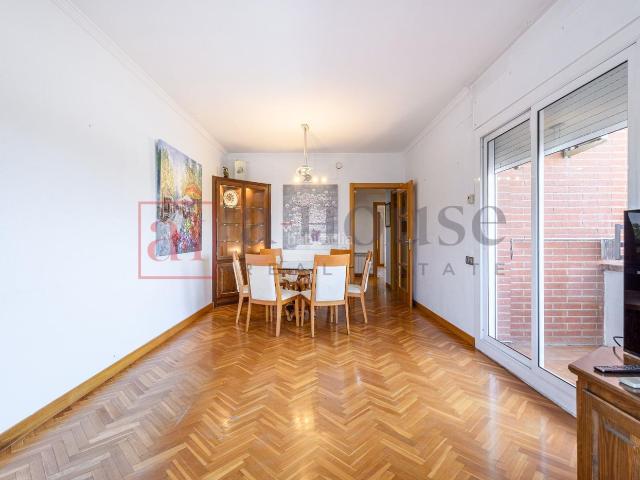 Piso en venta en Barcelona, Sant Ramon Maternitat. PISO LISTO PARA ENTRAR A VIVIR, CON GRAN BALCÓN Y PISCINA COMUNITARIA EN LA MATERNITAT I SANT RAMON. Pisos.