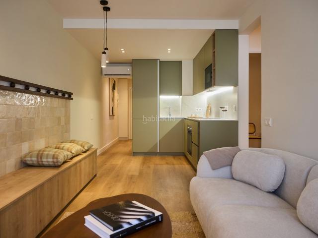 Piso en venta en Barcelona, Sant Ramon Maternitat. Piso reformado y amueblado, para entrar a vivir, con 3 habitaciones y balcón en Les Corts. Pisos.