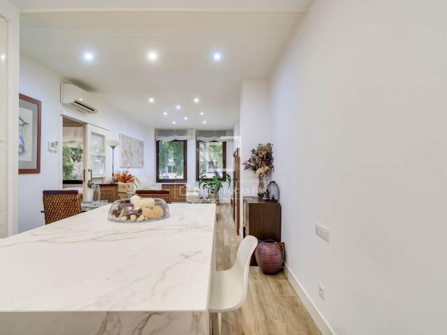 Piso en venta en Barcelona, Sant Ramon Maternitat. Vive en una de las mejores zonas de Les Corts, en un edificio con piscina, zonas comunitarias y parking. Precioso piso totalmente. Pisos.
