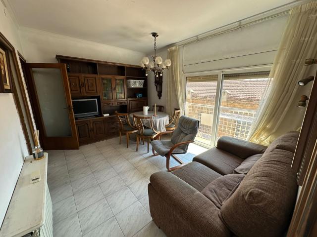 Piso en venta en Barcelona, Sants Badal. Piso de 3 dormitorios con balcón y orientación sur. Pisos.