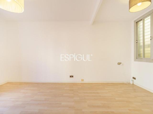 Piso en venta en Barcelona, Sants Badal. Piso luminoso en venta en Sants. Pisos.