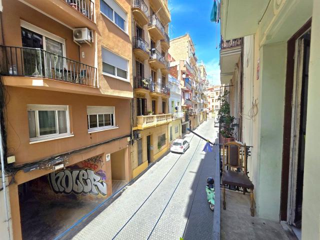 Piso en venta en Barcelona, Sants. ENCANTADORA VIVIENDA EN EL CORAZÓN DE SANTS. ¡CERCA DE TODO!, pero en calle residencial de 50m² con 2 habitaciones, balcón y EXT. Pisos.