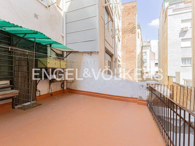 Piso en venta en Barcelona, Sants. Gran oportunidad en la calle Gayarre con terraza de 15 m!. Pisos.