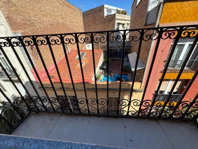 Piso en venta en Barcelona, Sants. *Piso Amplio en el Corazón de Sants*. Pisos.