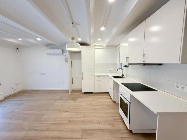 Piso en venta en Barcelona, Sants. Piso luminoso de 2 habitaciones en SantsBadal con local comercial alquilado, Barcelona. Pisos.