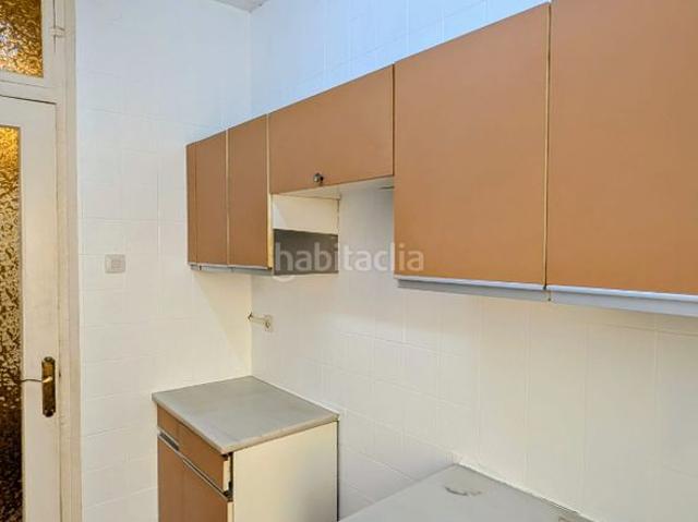 Piso en venta en Barcelona, Sants. Piso en venta a reformar. Pisos.