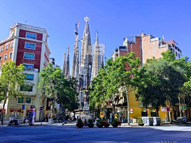 Piso en venta en Barcelona, Sagrada Família. Amplia vivienda esquinera junto en Av. Gaudi junto a la Sagrada Familia. Pisos.
