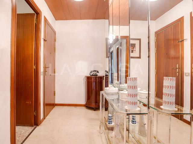 Piso en venta en Barcelona, Sagrada Família. ? ¡Amplio piso de 4 dormitorios con plaza de garaje y espectaculares vistas! ?. Pisos.